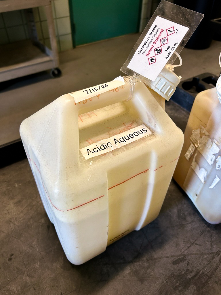 An example jerrican that is correctly labeled and not overfilled